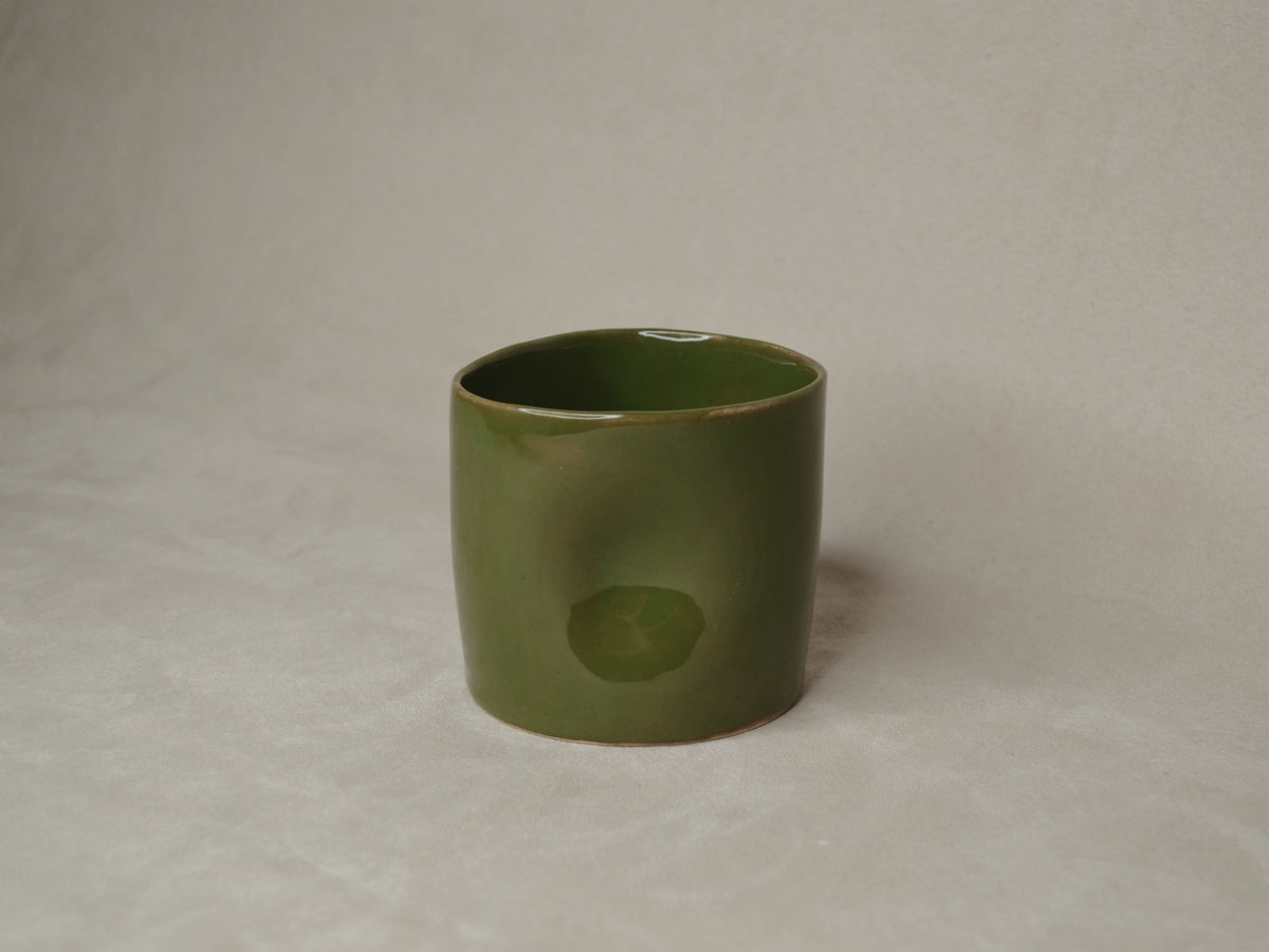 Tasse ronde vert olive.