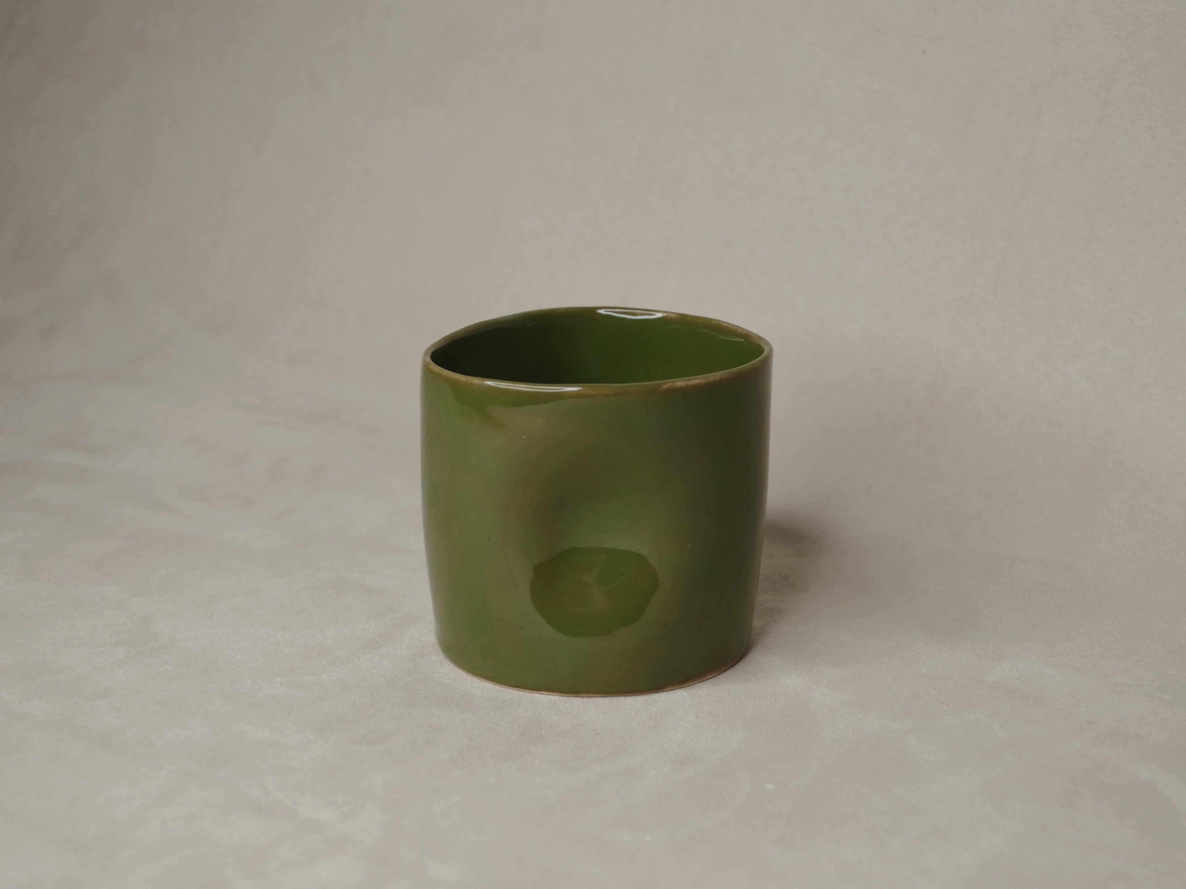 Tasse ronde vert olive.