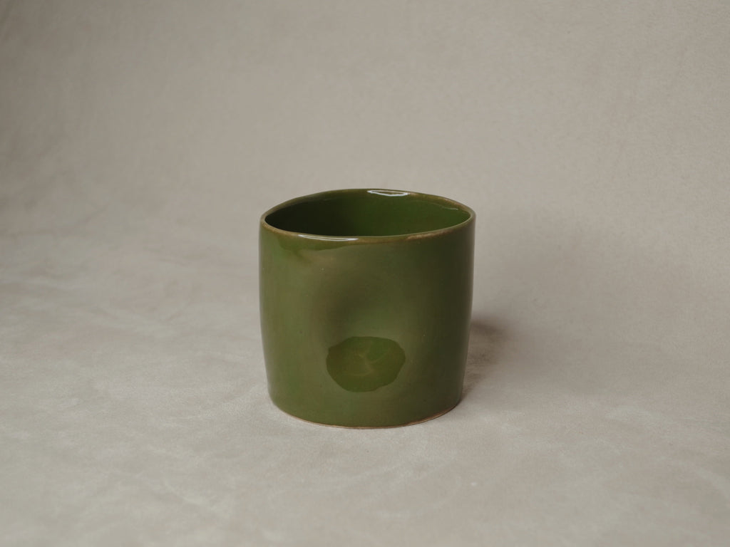Deux tasses vert olive.