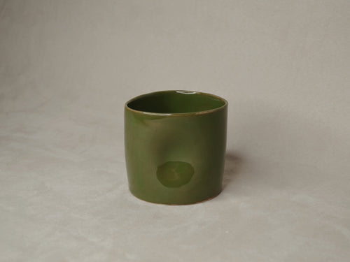 Deux tasses vert olive.