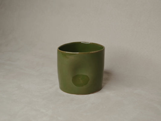Deux tasses vert olive.