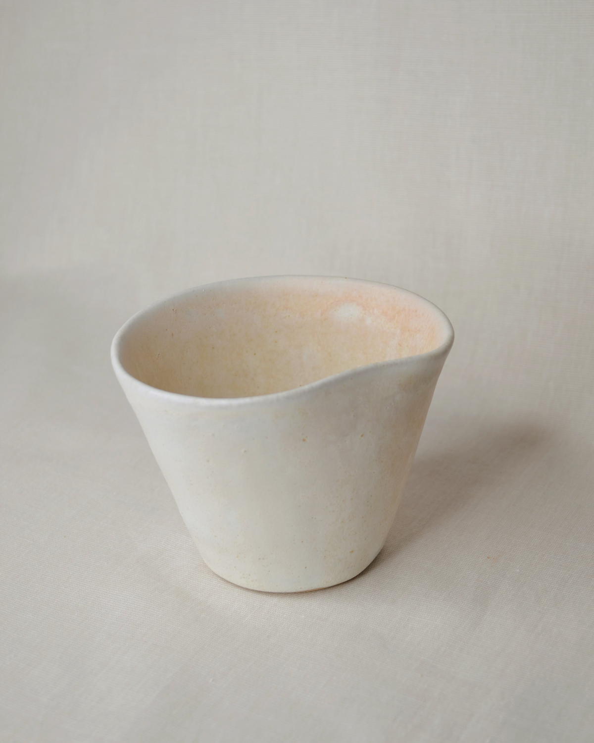 Tasse tulipe blanc cassé mat.