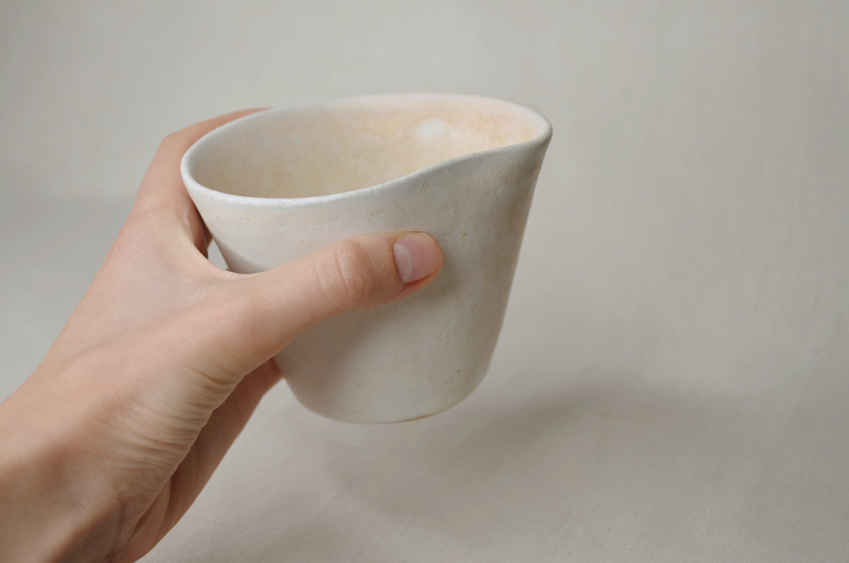 Tasse tulipe blanc cassé mat.