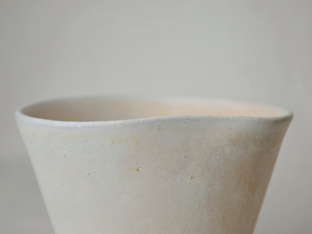 Tasse tulipe blanc cassé mat.