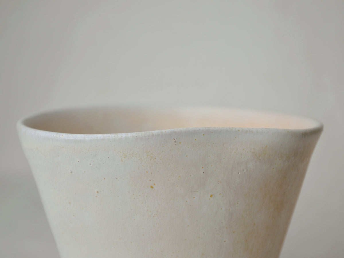 Tasse tulipe blanc cassé mat.
