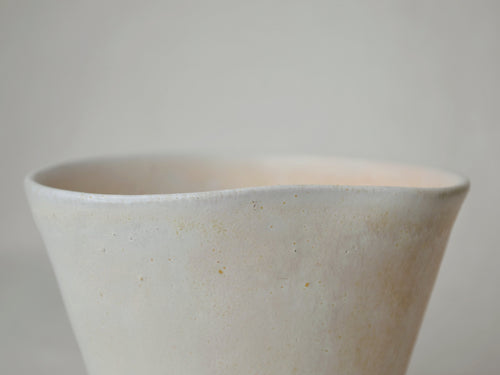 Tasse tulipe blanc cassé mat.