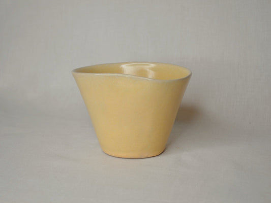 Tasse tulipe jaune pâle.