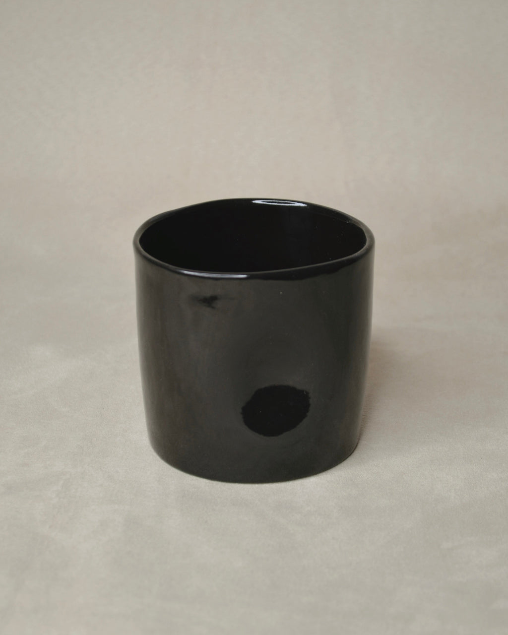 Tasse ronde noire.