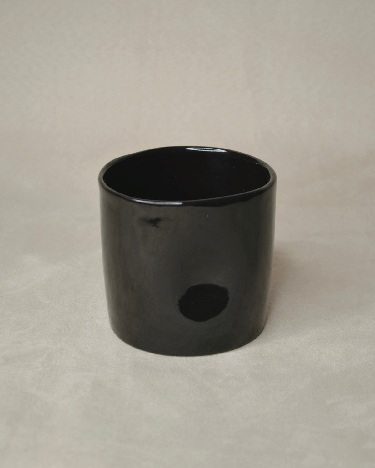 Tasse ronde noire.
