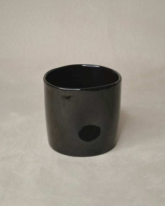 Tasse ronde noire.