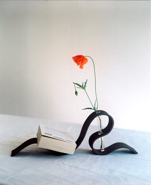 Vase ruban en grès brun.