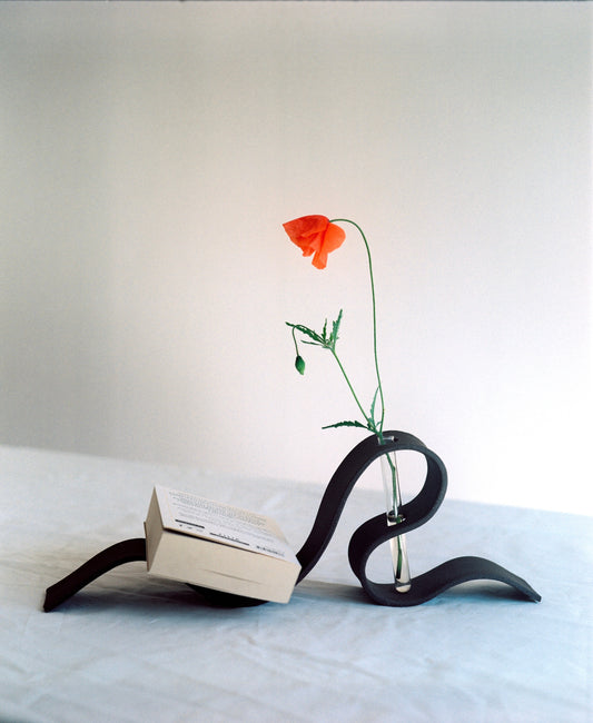 Vase ruban en grès brun.