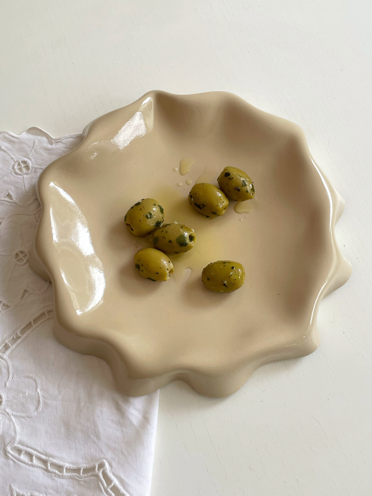 Assiette jaune aux bords ondulés.