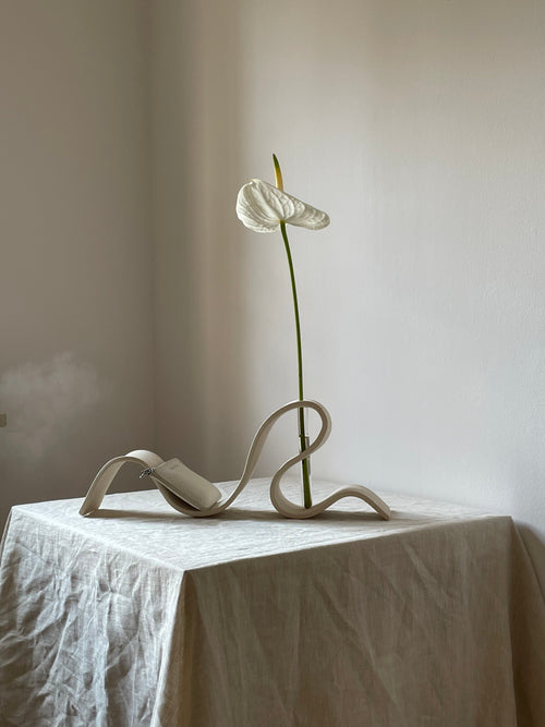 Vase ruban blanc cassé.