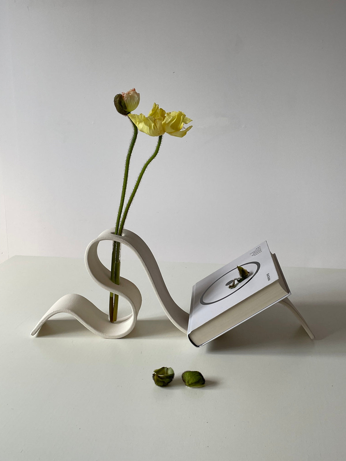 Vase ruban blanc cassé.