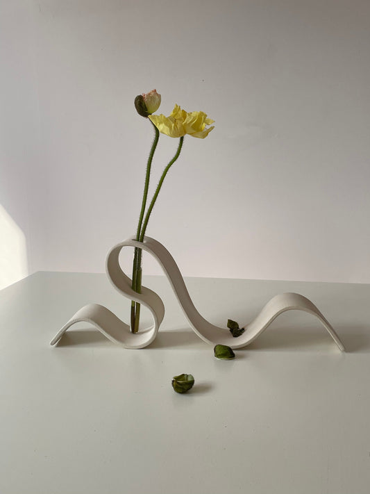 Vase ruban blanc cassé.