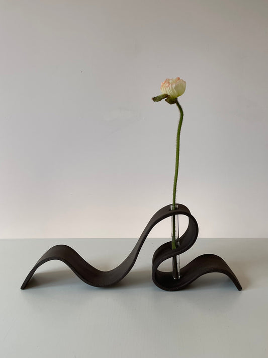 Vase ruban en grès brun.