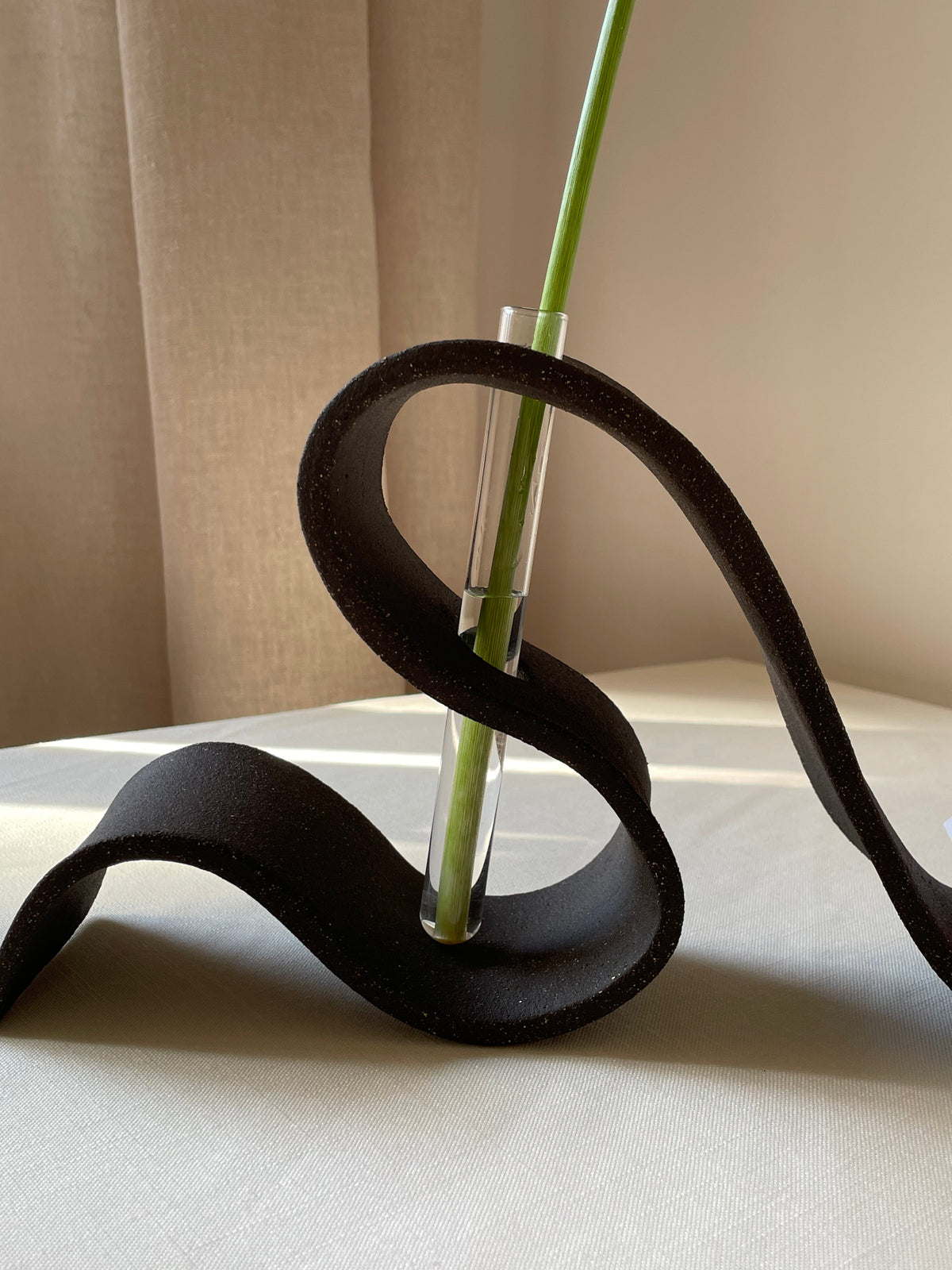 Vase ruban en grès brun.