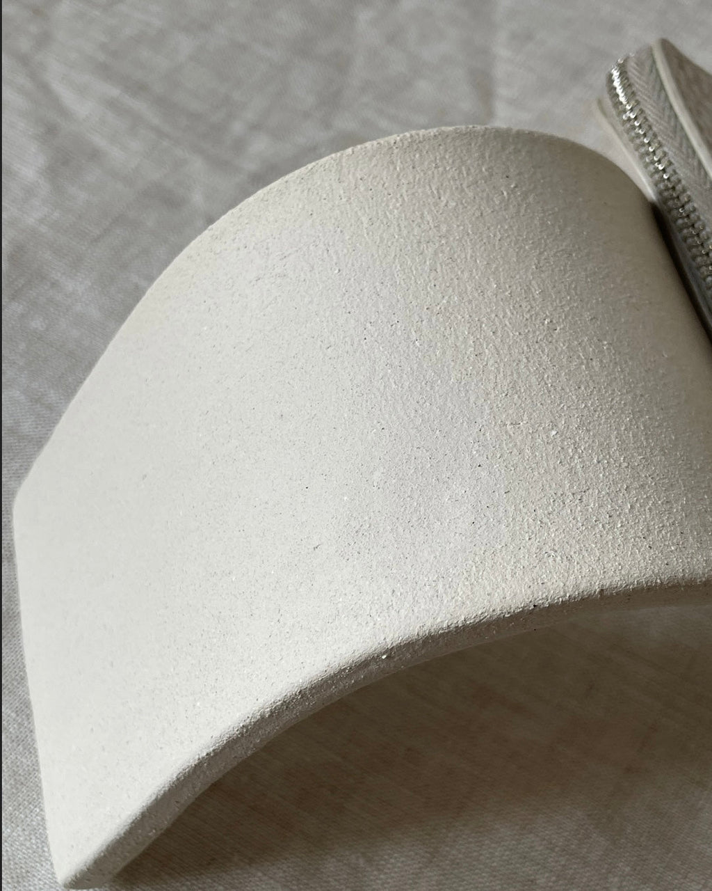 Vase ruban blanc cassé.