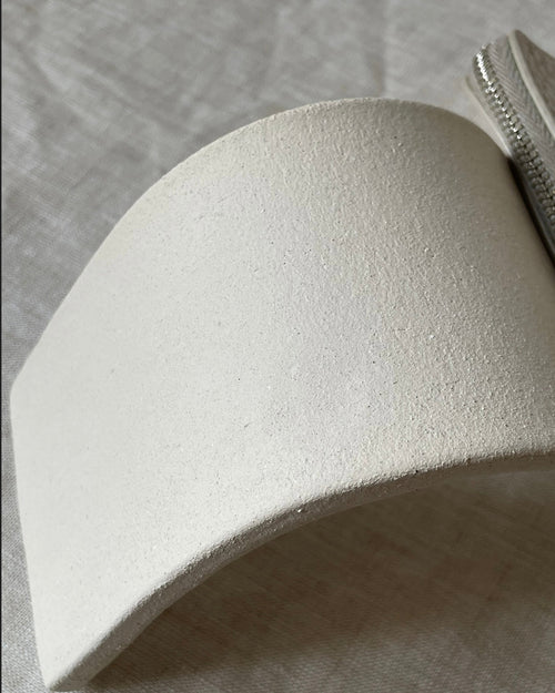 Vase ruban blanc cassé.