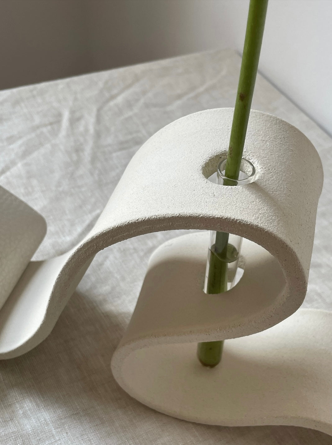 Vase ruban blanc cassé.