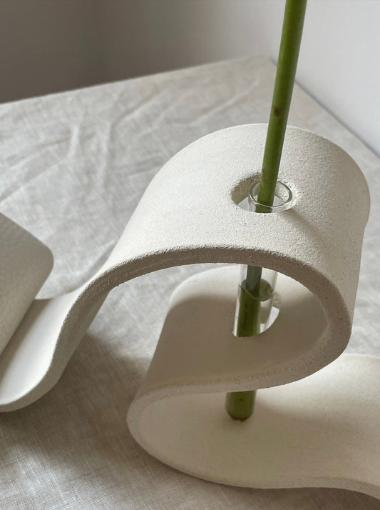 Vase ruban blanc cassé.