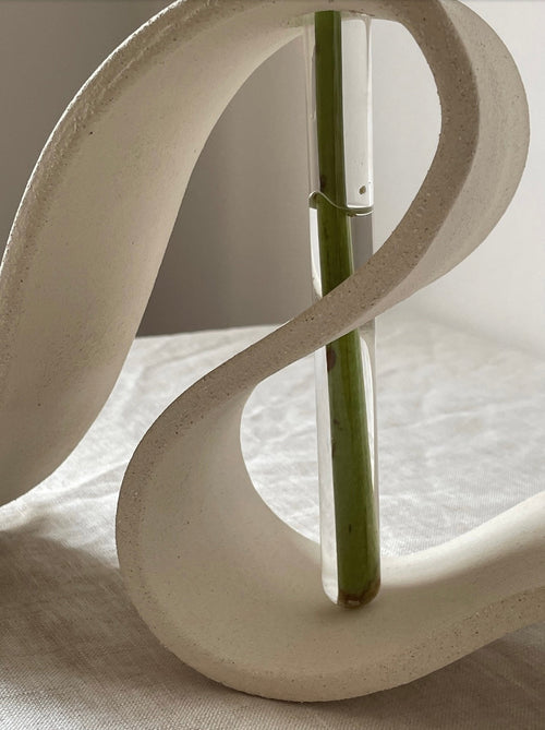 Vase ruban blanc cassé.