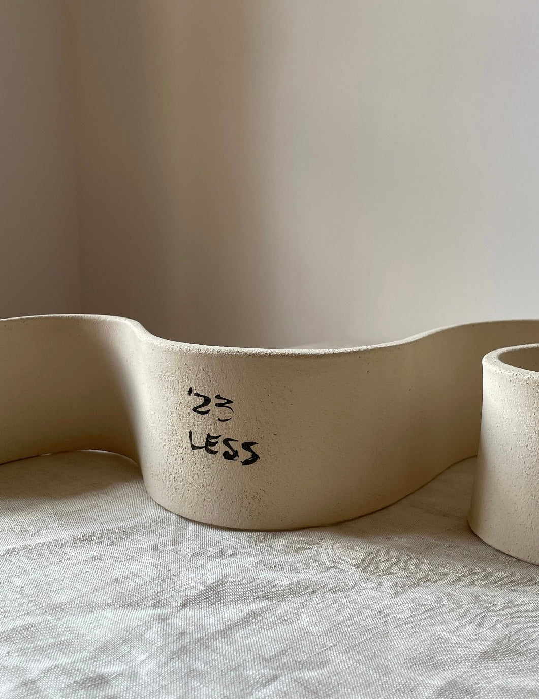 Vase ruban blanc cassé.