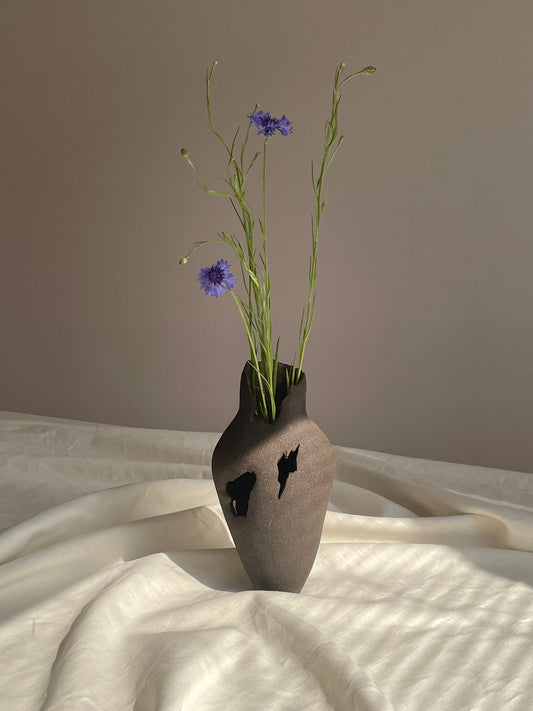 Vase en céramique avec percée asymétrique.