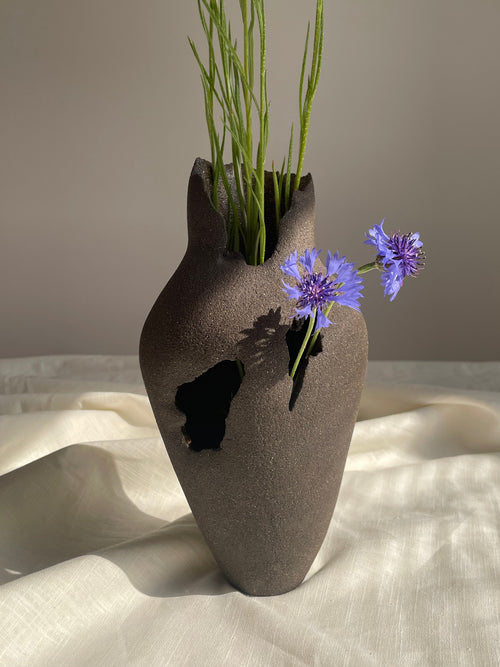 Vase en céramique avec percée asymétrique.
