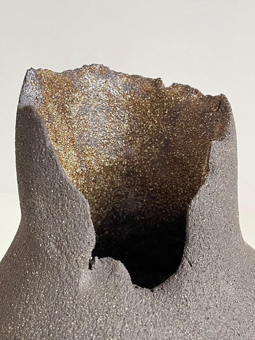 Vase en céramique avec percée asymétrique.