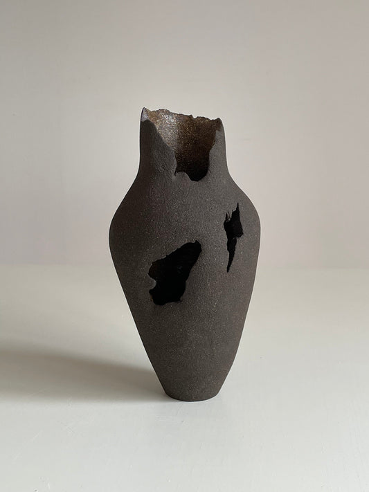 Vase en céramique avec percée asymétrique.